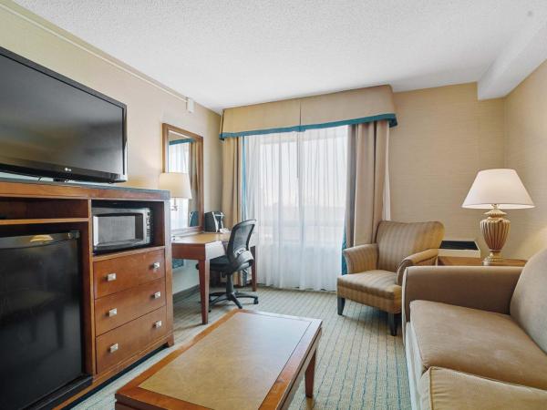 Sandman Hotel & Suites London Downtown : photo 4 de la chambre suite lit king-size avec canapé-lit