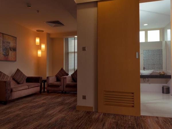 The Waterfront Hotel Kuching : photo 3 de la chambre waterfront premier king suite (river view)