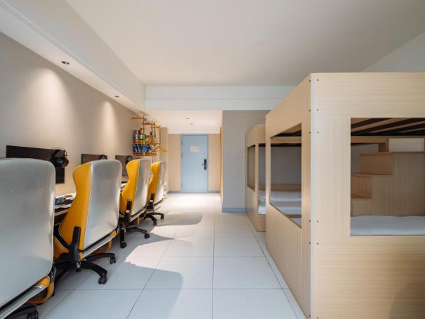 网鱼电竞酒店(竹山路地铁站店) : photo 4 de la chambre chambre quadruple