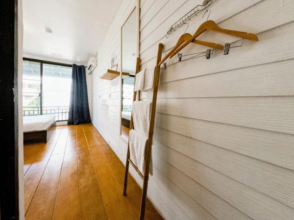 Back Home Backpackers : photo 5 de la chambre chambre lits jumeaux avec salle de bains privative