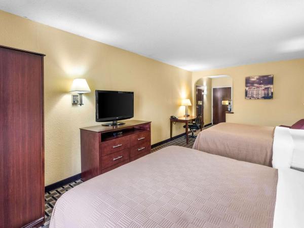 Clarion Inn & Suites Northwest : photo 2 de la chambre chambre avec 2 lits queen-size - accessible aux personnes à mobilité réduite - non-fumeurs 