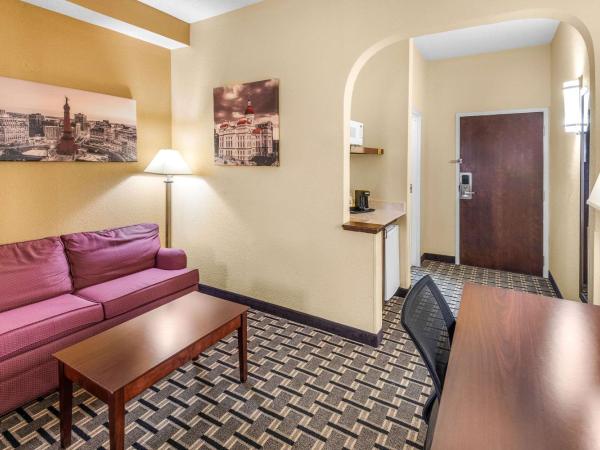 Clarion Inn & Suites Northwest : photo 2 de la chambre suite lit king-size – non-fumeurs