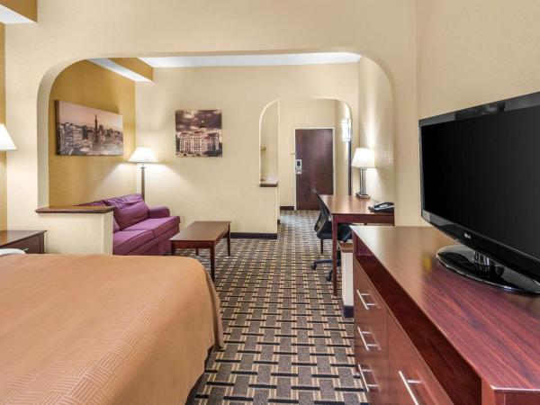 Clarion Inn & Suites Northwest : photo 3 de la chambre suite lit king-size – non-fumeurs