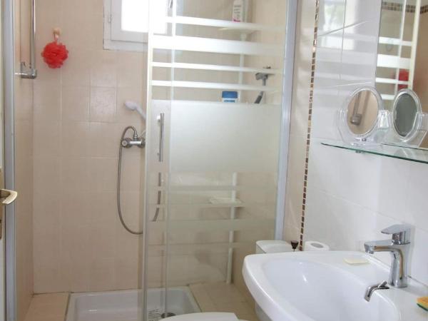 Chambre privée indépendante, piscine : photo 8 de la chambre chambre double avec salle de bains privative