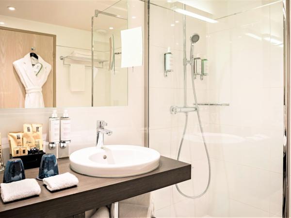 Croisette Beach Hotel Cannes - MGallery Collection : photo 10 de la chambre chambre queen ou lits jumeaux supérieure