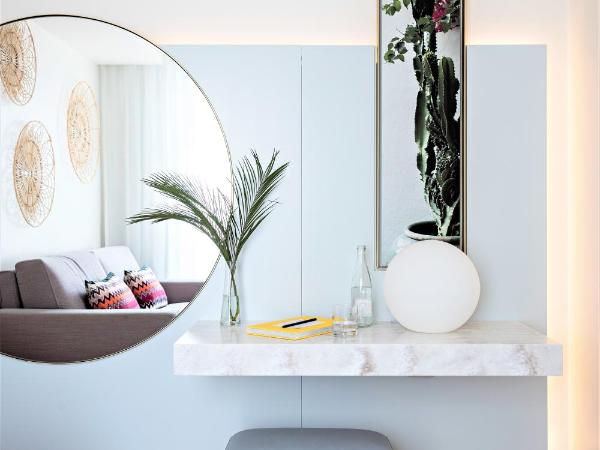 Croisette Beach Hotel Cannes - MGallery Collection : photo 5 de la chambre suite junior avec lit king-size ou lits jumeaux et canapé convertible