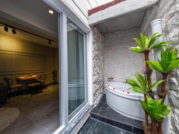 Mrt Suites Lara : photo 4 de la chambre suite deluxe avec baignoire spa