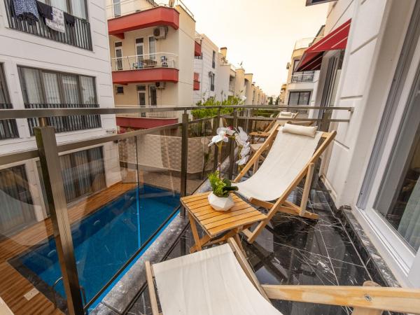 Mrt Suites Lara : photo 6 de la chambre suite avec jacuzzi