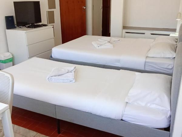 BLife Faro Beach Hostel : photo 8 de la chambre chambre triple avec salle de bains commune