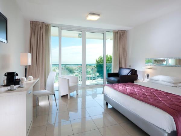 Mercure Hotel Rimini Artis : photo 1 de la chambre chambre privilège avec 1 lit double et 1 lit simple - front de mer
