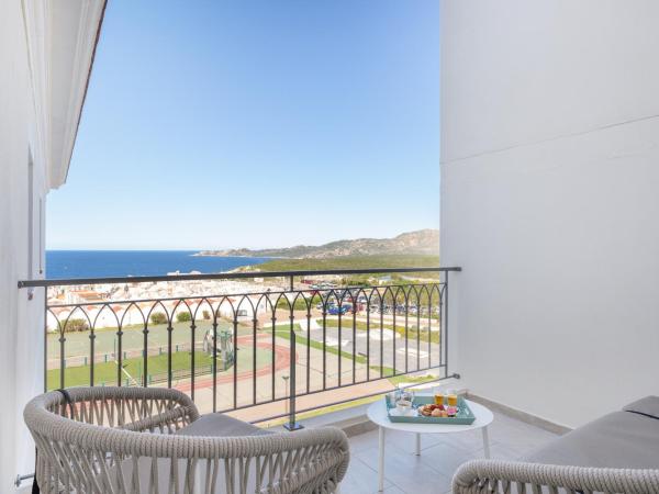 Santateresa : photo 1 de la chambre chambre double supérieure avec balcon - vue sur cour, cimetière marin et mer