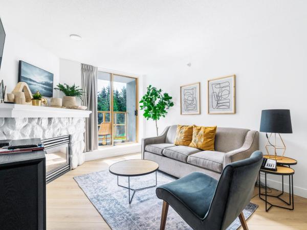 a fully renovated condo near village centre with MT view and close to lift in Cascade lodge : photo 8 de la chambre appartement 1 chambre avec balcon et vue sur les montagnes