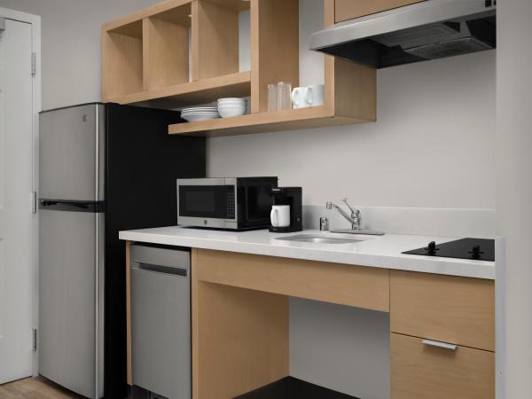 TownePlace Suites Sacramento Cal Expo : photo 5 de la chambre studio with two queen beds and adapted tub - mobility accessible