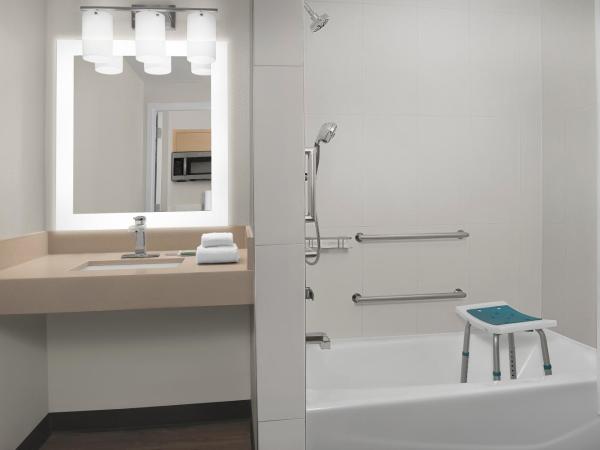 TownePlace Suites Sacramento Cal Expo : photo 3 de la chambre studio with two queen beds and adapted tub - mobility accessible