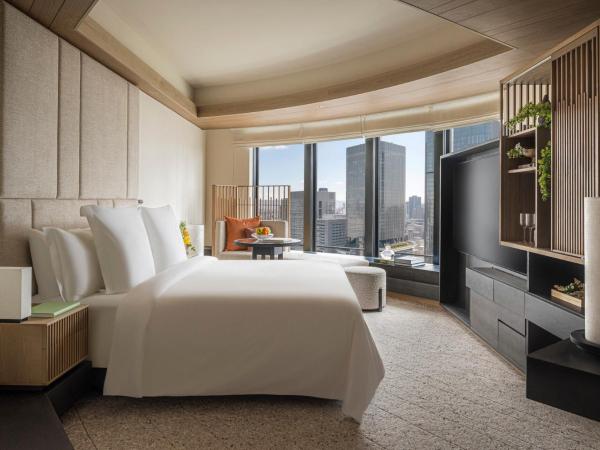 Four Seasons Hotel Osaka : photo 1 de la chambre chambre d'angle avec lit king-size premier