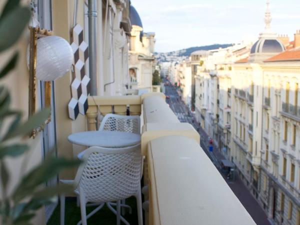 Emma's Guests House : photo 1 de la chambre chambre double deluxe avec balcon