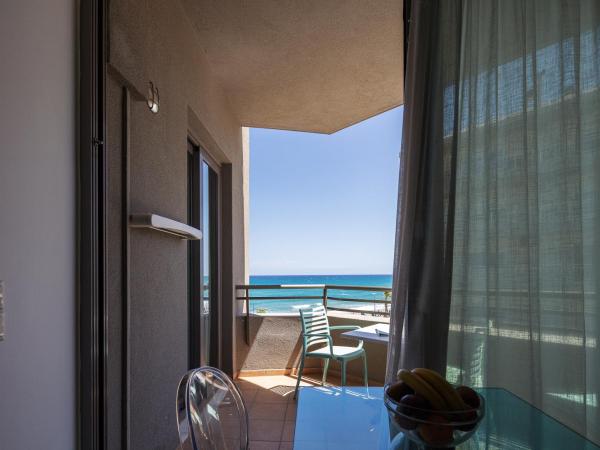 Steris Elegant Beach Hotel & Apartments : photo 2 de la chambre appartement exécutif - vue sur mer