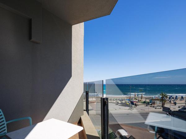 Steris Elegant Beach Hotel & Apartments : photo 3 de la chambre appartement avec vue latérale sur la mer