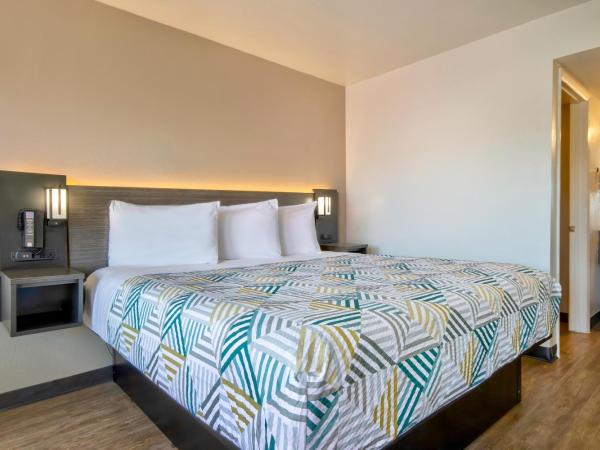 Motel 6-Albuquerque, NM - Carlisle : photo 4 de la chambre chambre lit king-size deluxe