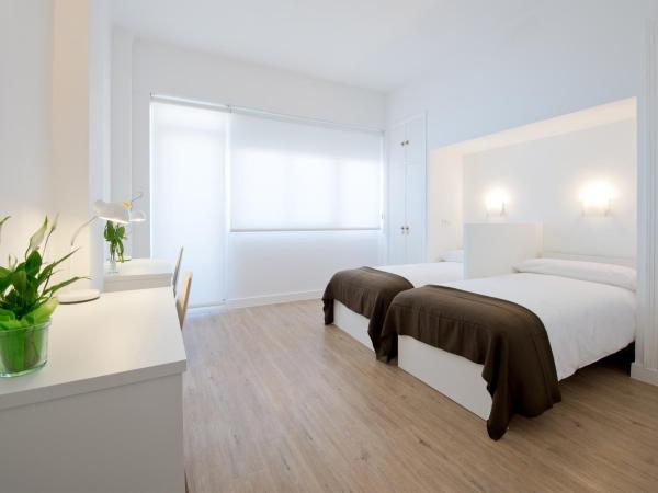 NeoMagna Madrid : photo 10 de la chambre chambre double ou lits jumeaux supérieure avec balcon