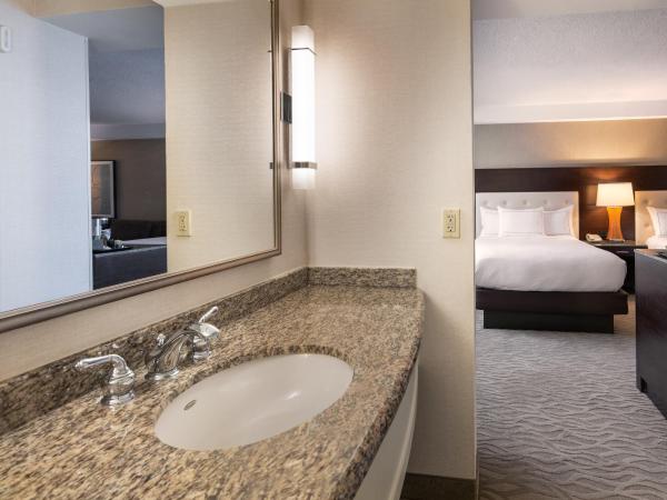 DoubleTree by Hilton Washington DC - Crystal City : photo 9 de la chambre chambre d'angle avec 2 lits doubles