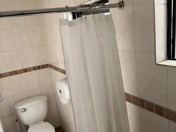 Hostal Luna 49 : photo 3 de la chambre chambre triple avec salle de bains commune