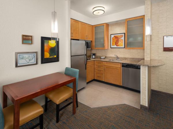 Residence Inn by Marriott Portland Airport at Cascade Station : photo 1 de la chambre suite 1 chambre lit king-size avec canapé-lit