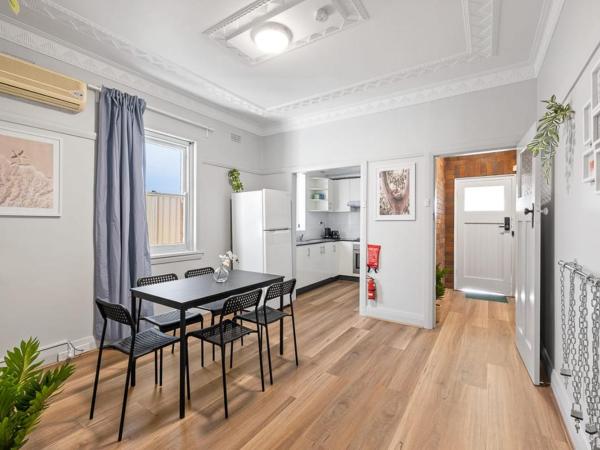 Bright Quadruple Room - Nearby Shops & Eateries - Shared Bathroom : photo 9 de la chambre chambre quadruple avec salle de bains commune