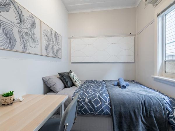 Boutique Double or Queen Room - Close to Airport - Shared Bathroom : photo 1 de la chambre chambre double avec salle de bains commune