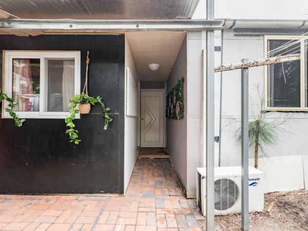 Comfy Ensuite Queen Room - Nearby Airport : photo 10 de la chambre chambre lit queen-size avec salle de bains privative 