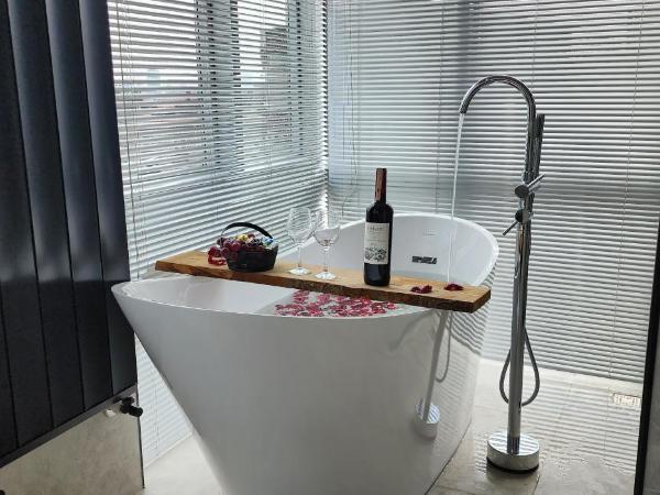 Dream house 22 : photo 3 de la chambre chambre double avec baignoire spa