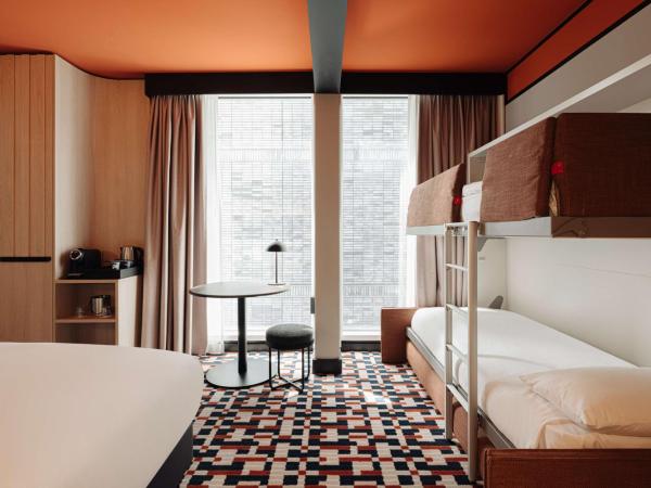 DoubleTree by Hilton Amsterdam Centraal Station : photo 1 de la chambre chambre familiale avec lit king-size et lit superposé