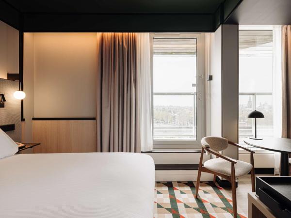 DoubleTree by Hilton Amsterdam Centraal Station : photo 2 de la chambre chambre de luxe avec balcon - vue sur ville