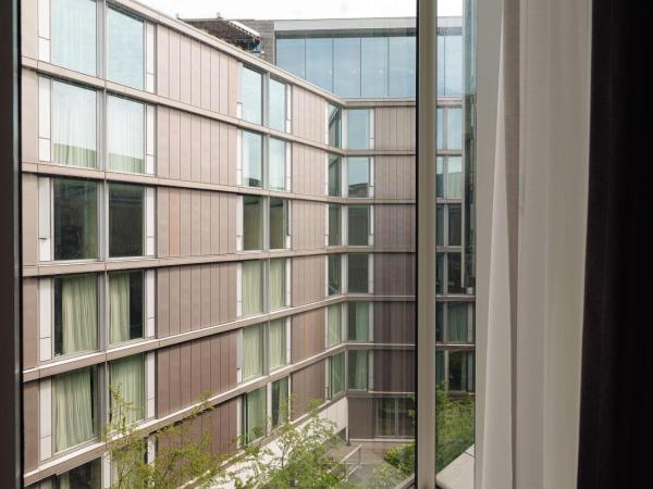 DoubleTree by Hilton Amsterdam Centraal Station : photo 3 de la chambre chambre lit king-size - vue sur cour