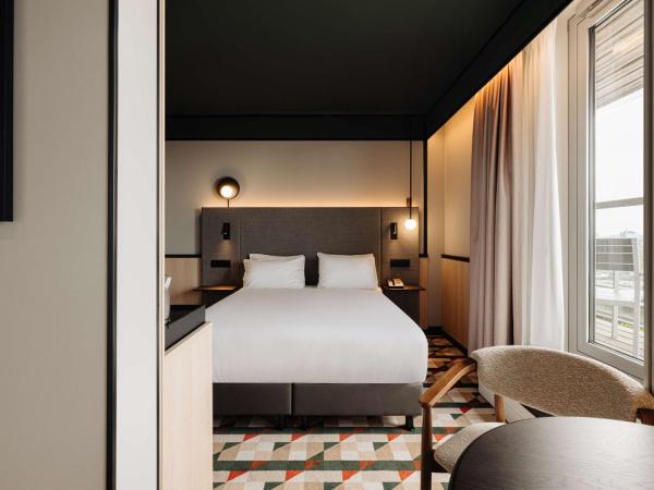 DoubleTree by Hilton Amsterdam Centraal Station : photo 4 de la chambre chambre de luxe avec balcon - vue sur ville