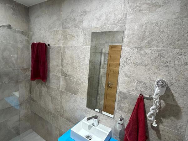 Hostelum : photo 4 de la chambre chambre double avec salle de bains privative