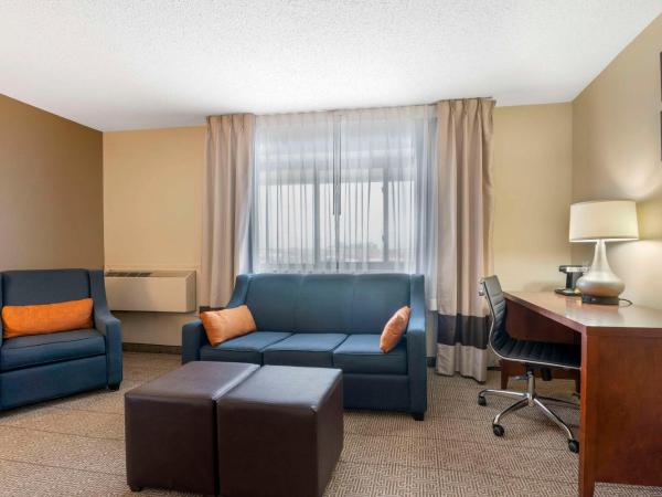 Comfort Inn & Suites North at the Pyramids : photo 1 de la chambre chambre lit king-size - non-fumeurs