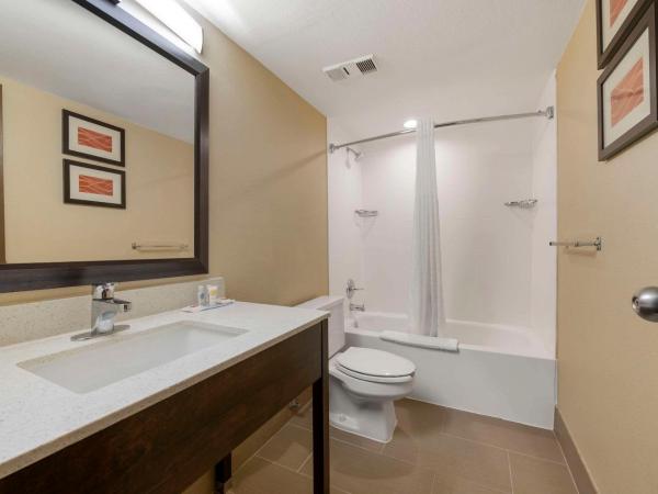 Comfort Inn & Suites North at the Pyramids : photo 1 de la chambre chambre double avec 2 lits doubles