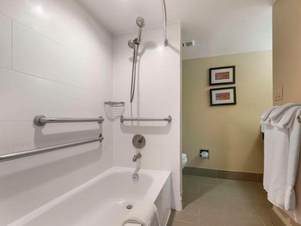 Comfort Inn & Suites North at the Pyramids : photo 2 de la chambre chambre lit king-size pour personnes à mobilité réduite - non-fumeurs