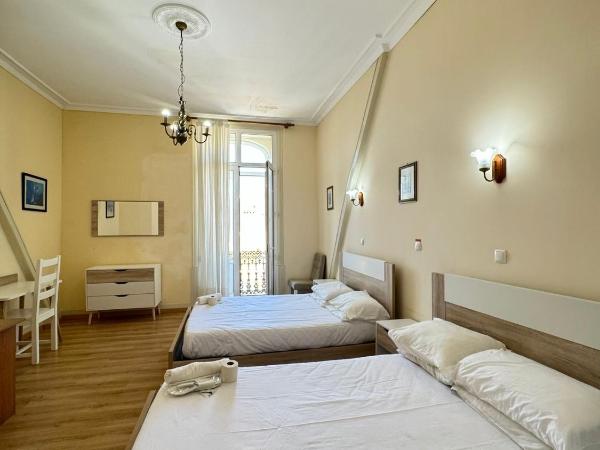 Central Guest House : photo 1 de la chambre chambre quadruple avec salle de bains