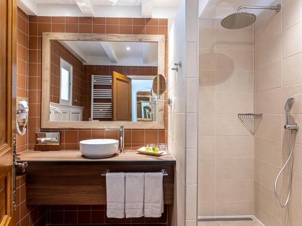 Les Bains Gardians : photo 1 de la chambre chambre triple cavalière