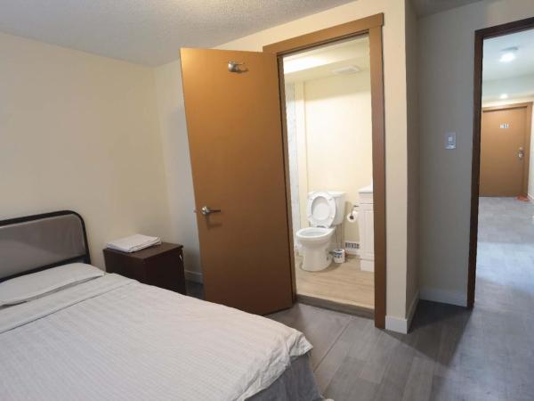 卡城如家家庭旅馆6号店 : photo 2 de la chambre chambre double avec salle de bains privative