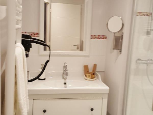 Hôtel Chez Jacqueline : photo 3 de la chambre chambre lit king-size standard