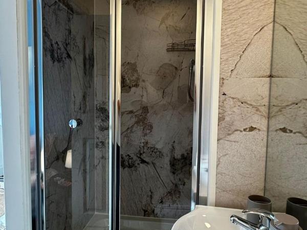 Portobello Guest Rooms : photo 4 de la chambre chambre double avec salle de bains privative