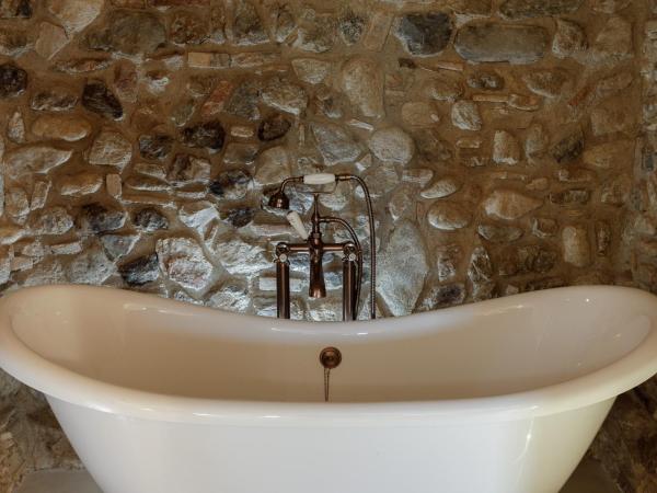 Castell de Vallgornera : photo 4 de la chambre chambre double deluxe avec baignoire