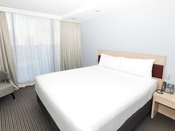 Central Studio Hotel Sydney : photo 4 de la chambre chambre lit king-size supérieure avec balcon