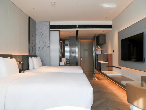 AC Hotel by Marriott Chengdu North : photo 4 de la chambre chambre double avec 2 lits doubles - vue sur ville