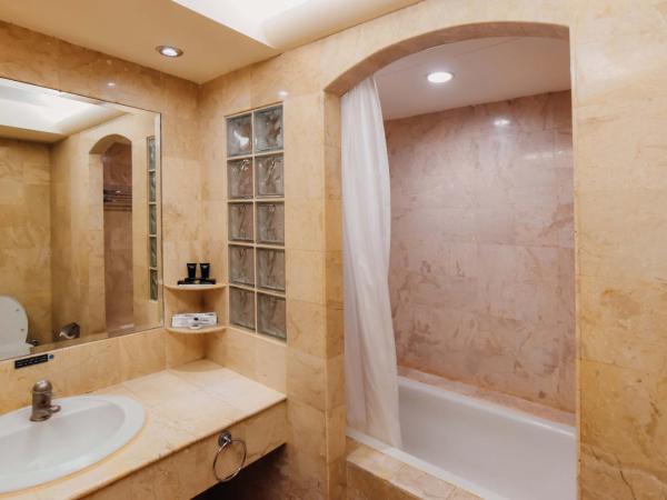 Surabaya Suites Hotel Powered by Archipelago : photo 3 de la chambre chambre lits jumeaux spacieuse