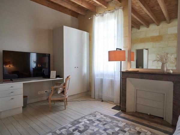 Château Bonalgue - Pomerol : photo 1 de la chambre chambre double - vue sur jardin