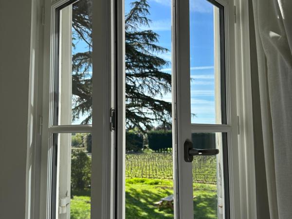 Château Bonalgue - Pomerol : photo 5 de la chambre chambre lit queen-size - vue sur jardin
